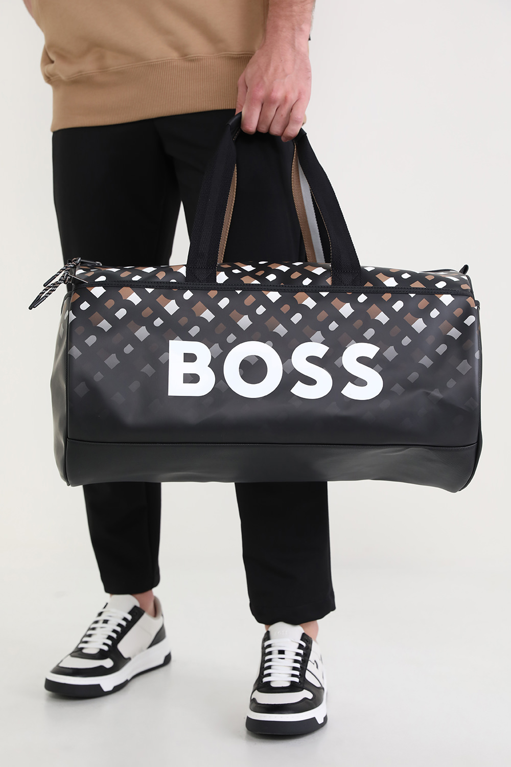 תמונת כל הלוק של תיק נסיעה מונוגרמי